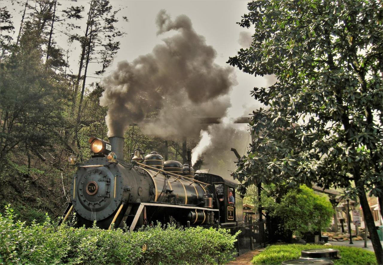 Holiday home Moonshine Chalet, Hot Tub, Pool Access, Wifi, 1089 Free Tickets Each Paid Day, Dollywood And