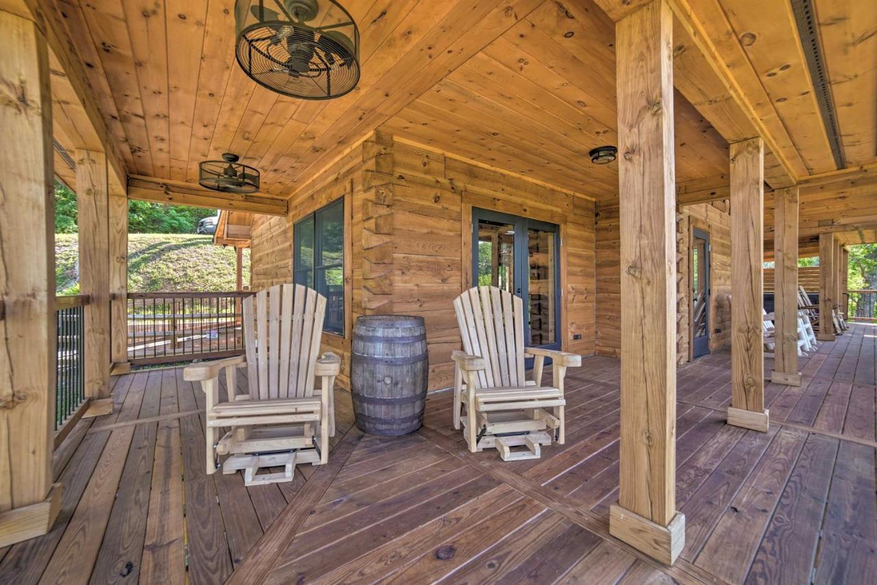 Spacious Mountain Retreat With Hot Tub And Views! Gatlinburg