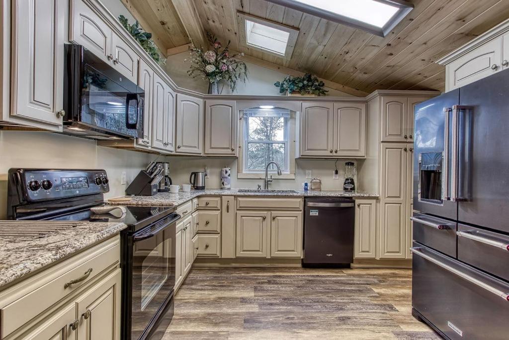 Chalet Whispering Winds, Hot Tub, Game Room, Wifi, 1089 Free Tickets Each Paid Day, Dollywood And Gatlinburg