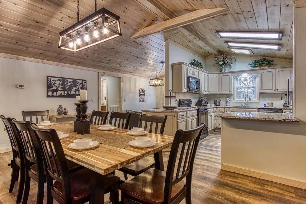 Chalet Whispering Winds, Hot Tub, Game Room, Wifi, 1089 Free Tickets Each Paid Day, Dollywood And *