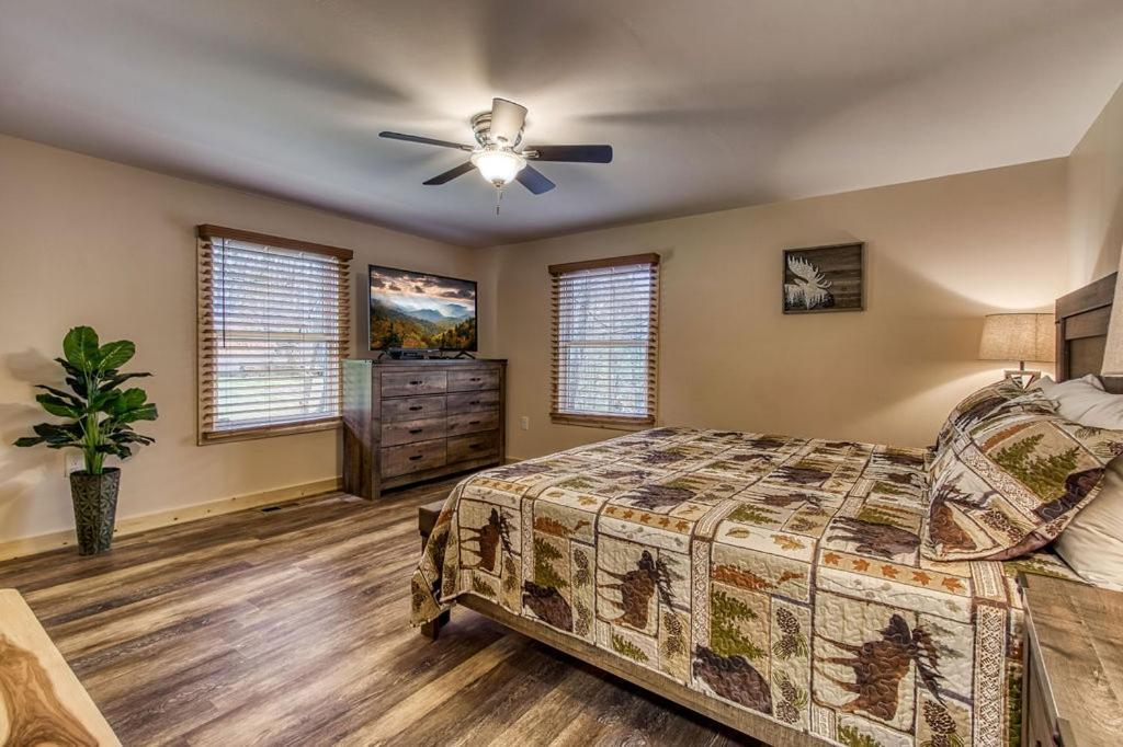 Whispering Winds, Hot Tub, Game Room, Wifi, 1089 Free Tickets Each Paid Day, Dollywood And