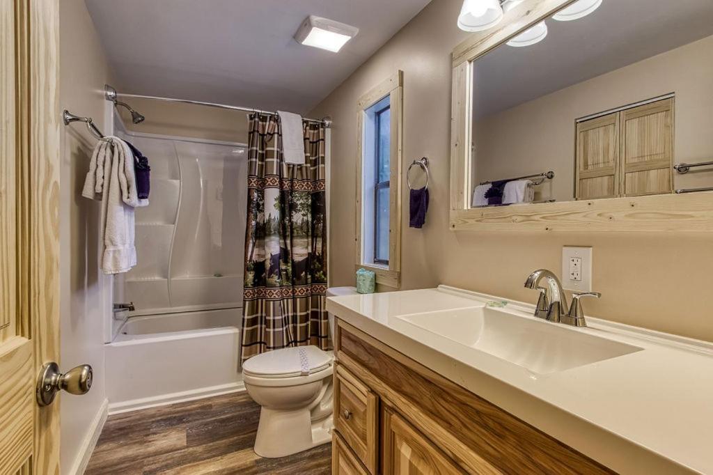 Chalet Whispering Winds, Hot Tub, Game Room, Wifi, 1089 Free Tickets Each Paid Day, Dollywood And