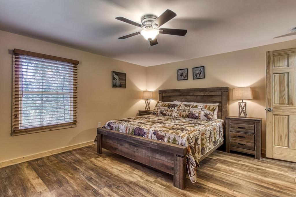 Chalet Whispering Winds, Hot Tub, Game Room, Wifi, 1089 Free Tickets Each Paid Day, Dollywood And