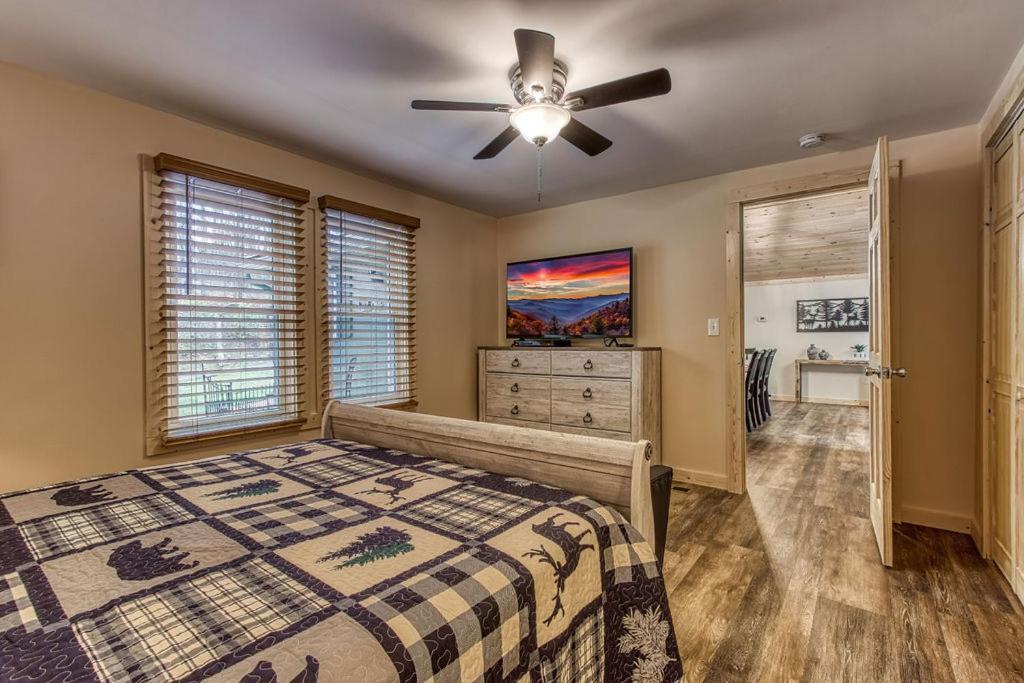 Whispering Winds, Hot Tub, Game Room, Wifi, 1089 Free Tickets Each Paid Day, Dollywood And Gatlinburg