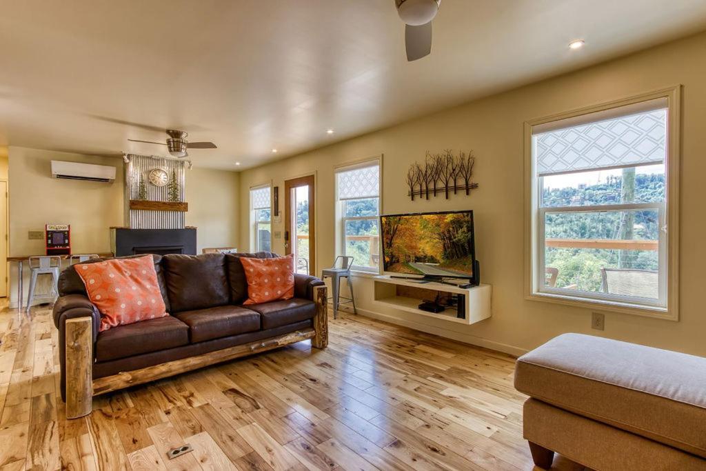 Key Lime Pie, Hot Tub,wifi, 1089 Free Tickets Each Paid Day, Dollywood And Chalet Gatlinburg