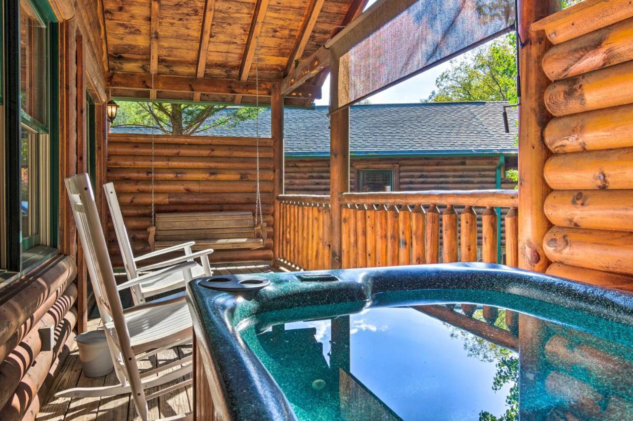 Dog Friendly, Romantic Mtn Getaway Hot Tub Pool * Gatlinburg
