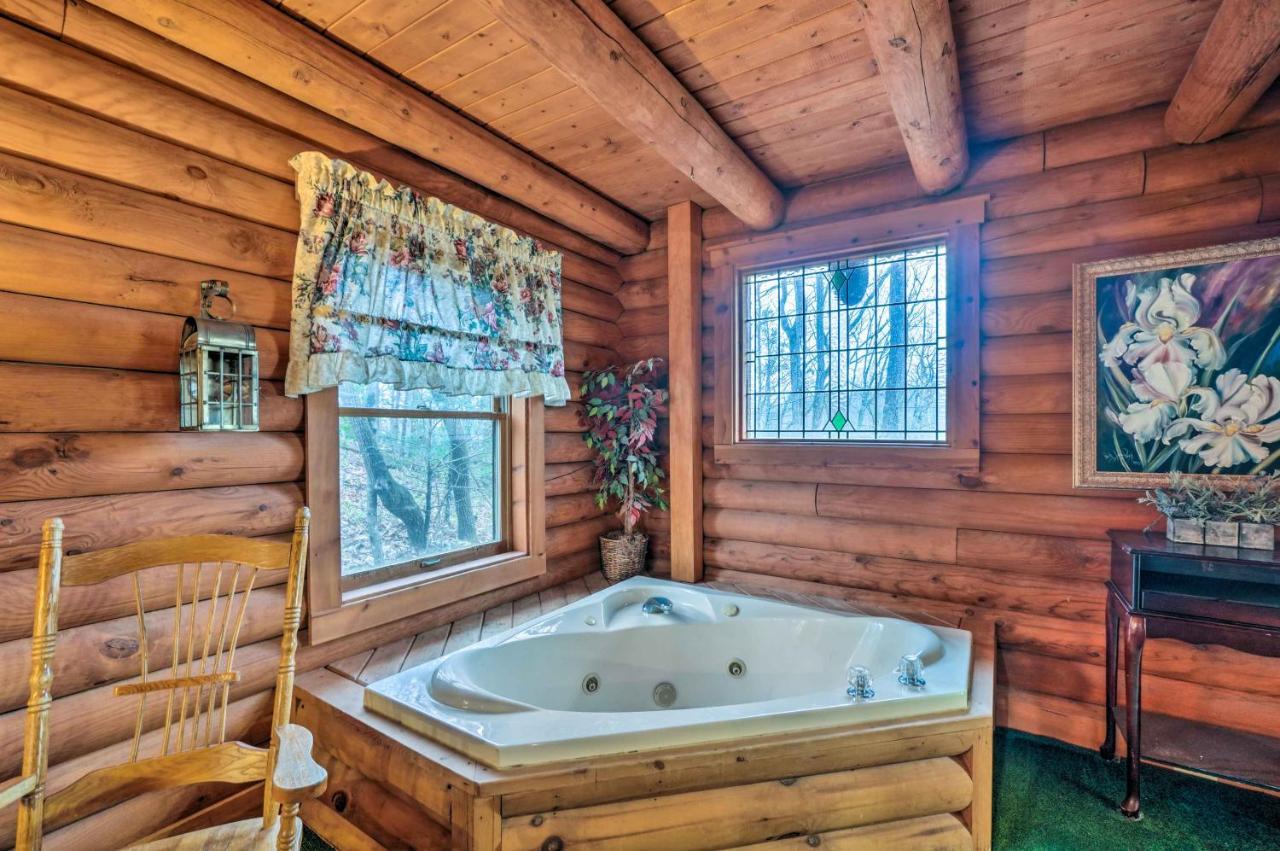 Log With Hot Tub And Mountain Views! Gatlinburg