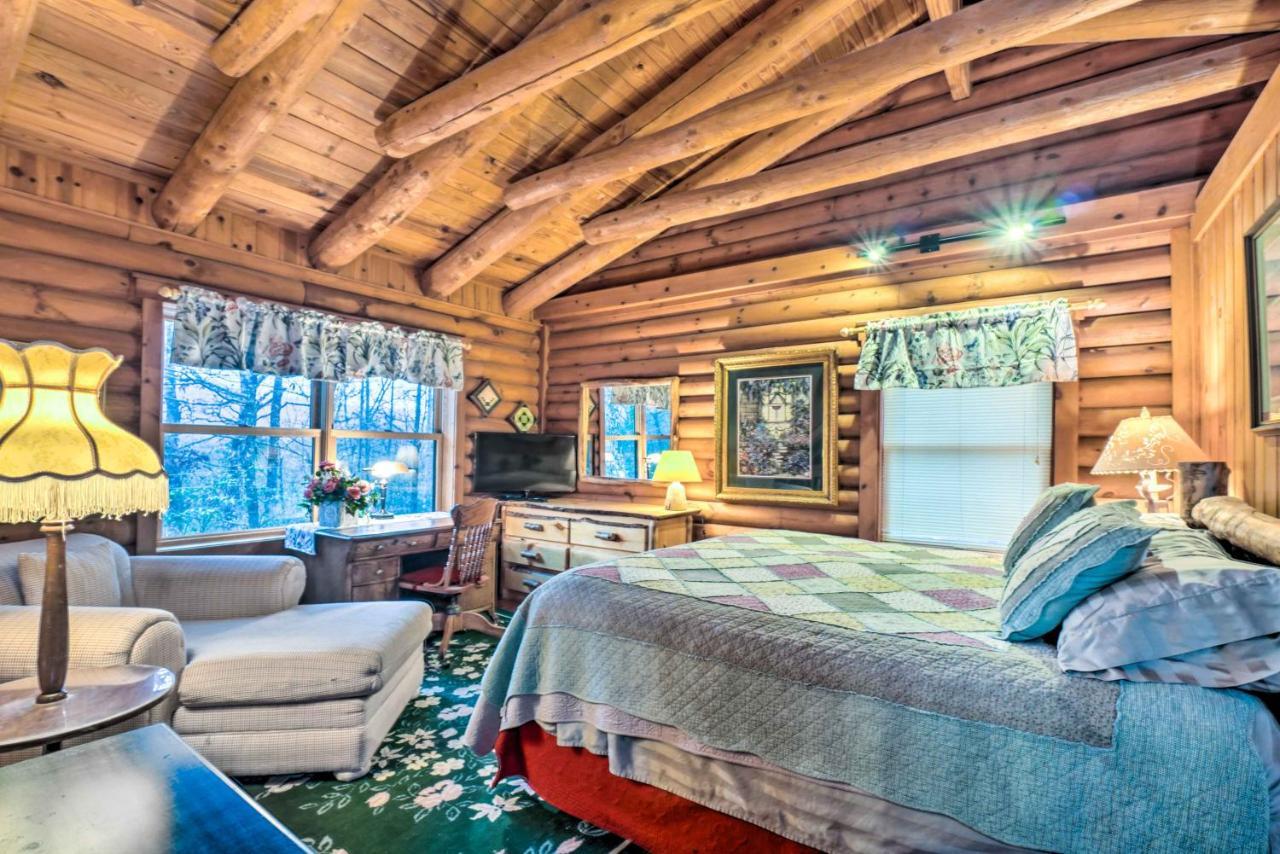 Log With Hot Tub And Mountain Views!