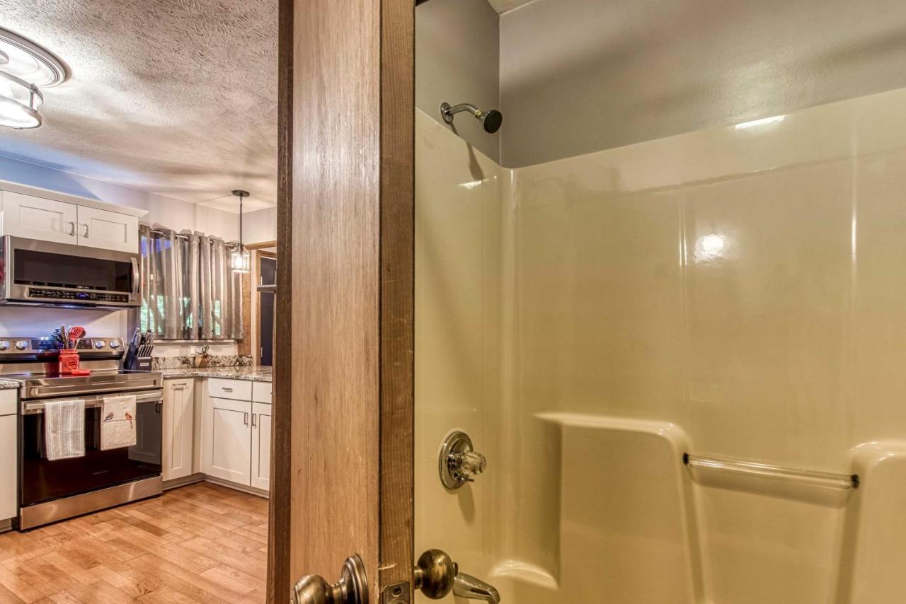 Cozy With Mountain Views Near Skylift Park! Holiday home