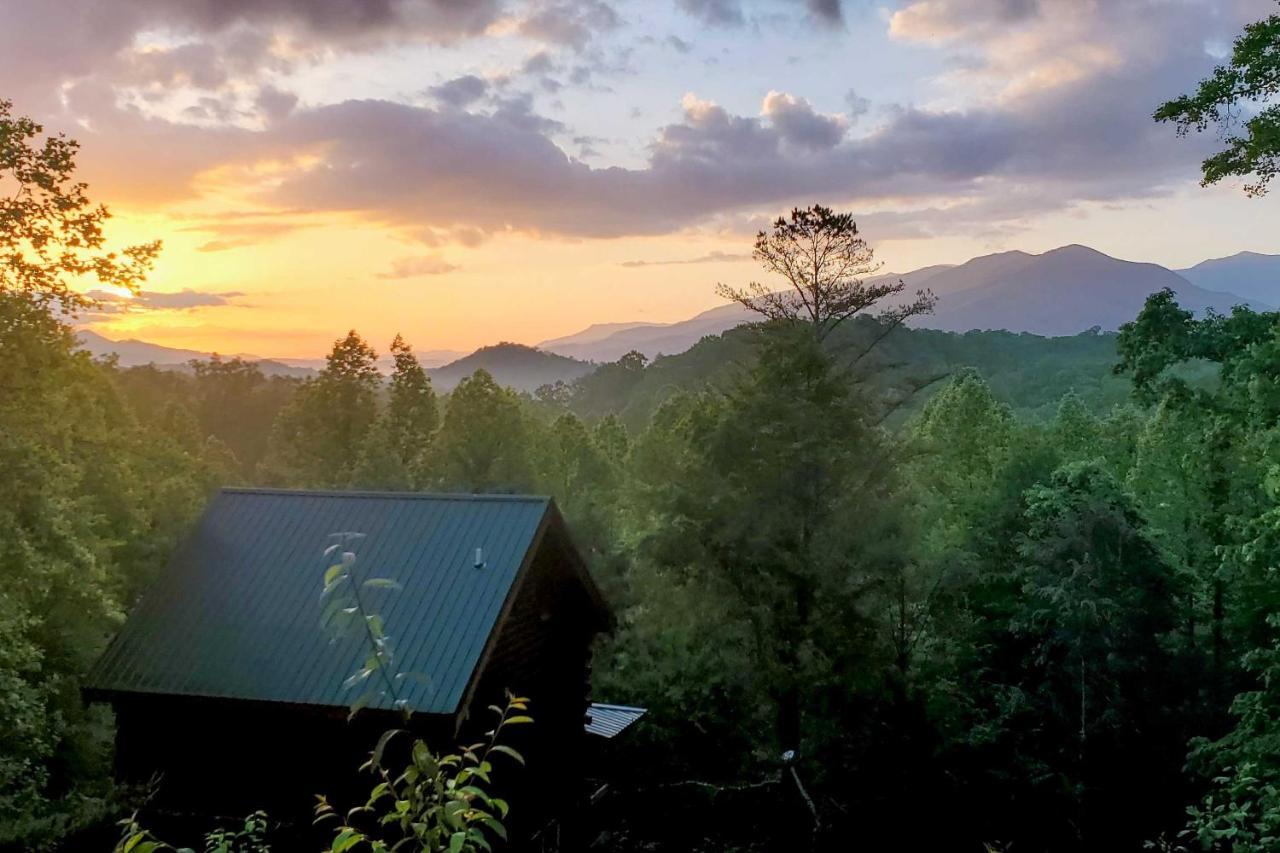Holiday home Cozy With Mountain Views Near Skylift Park! Gatlinburg