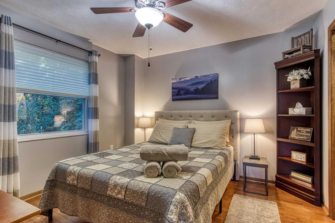 Holiday home Cozy With Mountain Views Near Skylift Park! Gatlinburg