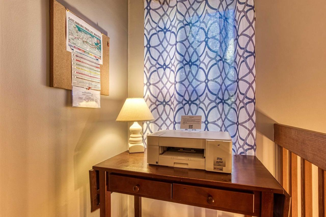 Cozy With Mountain Views Near Skylift Park!