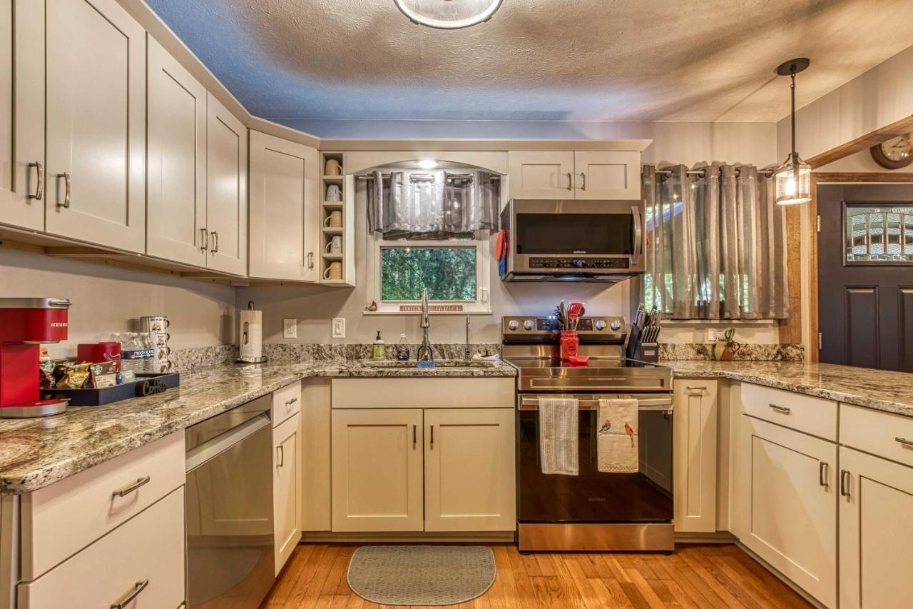 Holiday home Cozy With Mountain Views Near Skylift Park! Gatlinburg