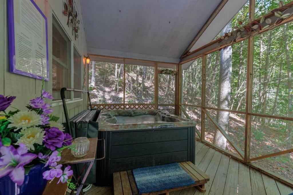 Misty Mountain Hop - Cobbly Nob Cabin With Hottub, Fast Wi-fi, Privacy, Pool Gatlinburg