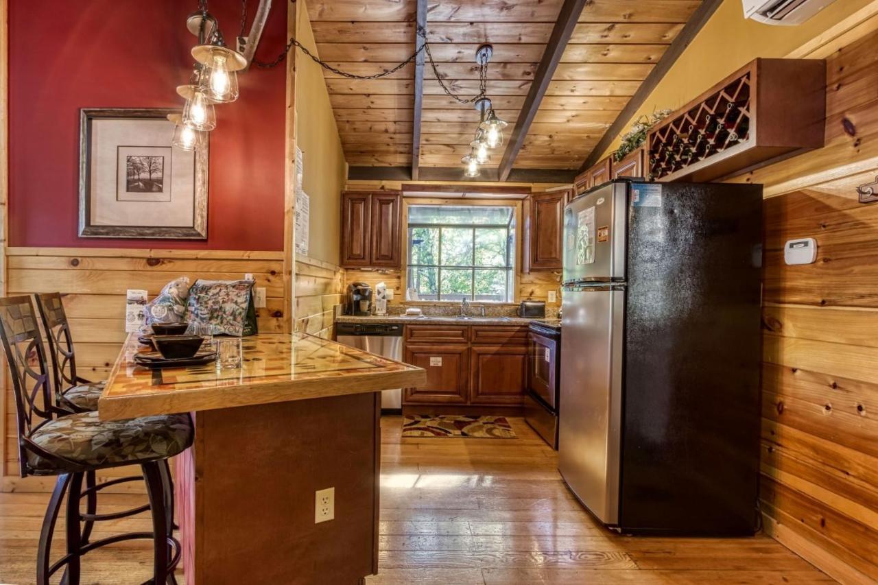 Views: Mountain With Expansive Decks Holiday home Gatlinburg