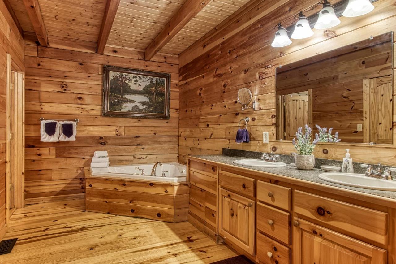 Mountain Jewel, Hot Tub, Theater Room, 1089 Free Tickets Each Paid Day, Dollywood And More! Gatlinburg
