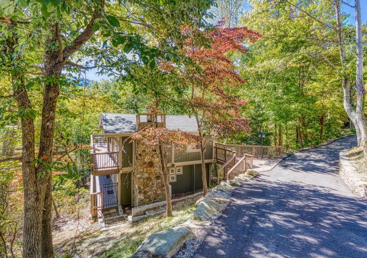 Views: Mountain With Expansive Decks Holiday home