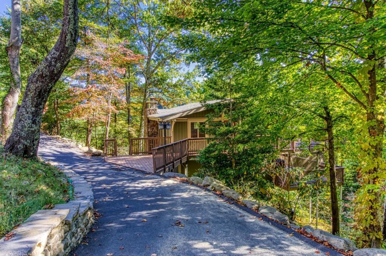 Views: Mountain With Expansive Decks * Gatlinburg