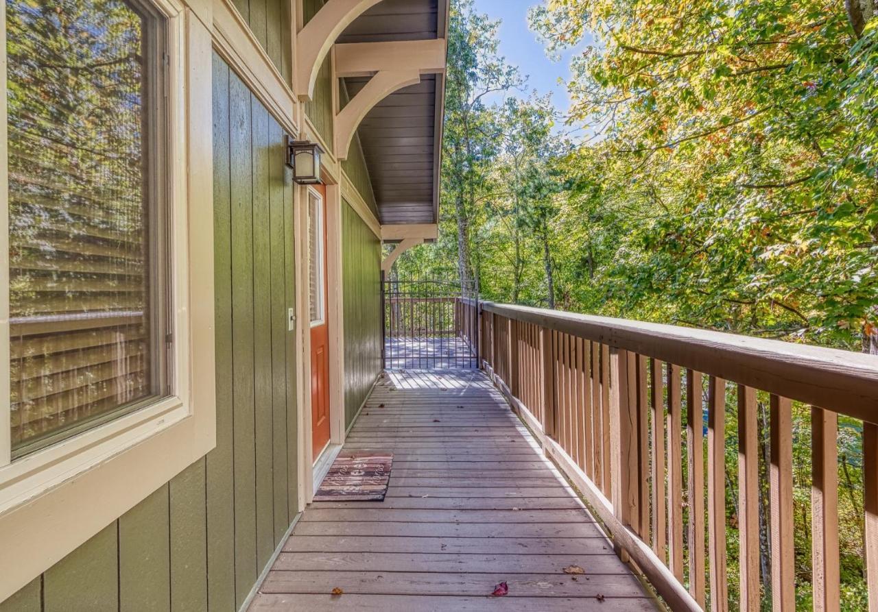 Views: Mountain With Expansive Decks Holiday home *