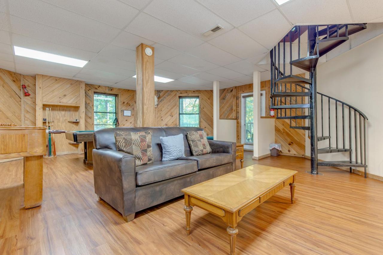 Smoky View Chalet, 2 Bedrooms, Pool Table, Foosball, Pool Access, Sleeps 6 Gatlinburg