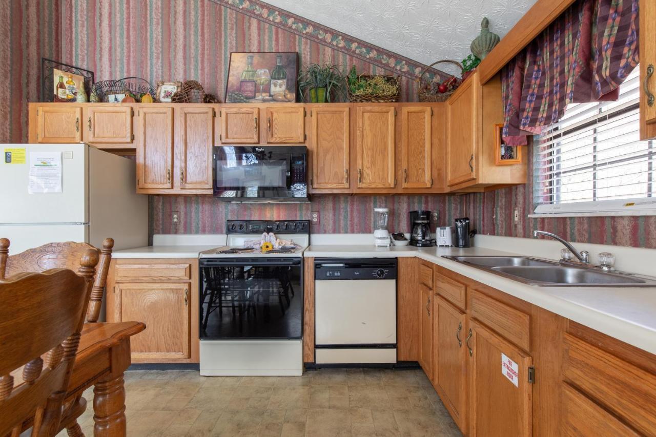 Mountain High View, 3 Bedrooms, Pool Access, Fireplace, Wifi, Sleeps 8 Holiday home Gatlinburg