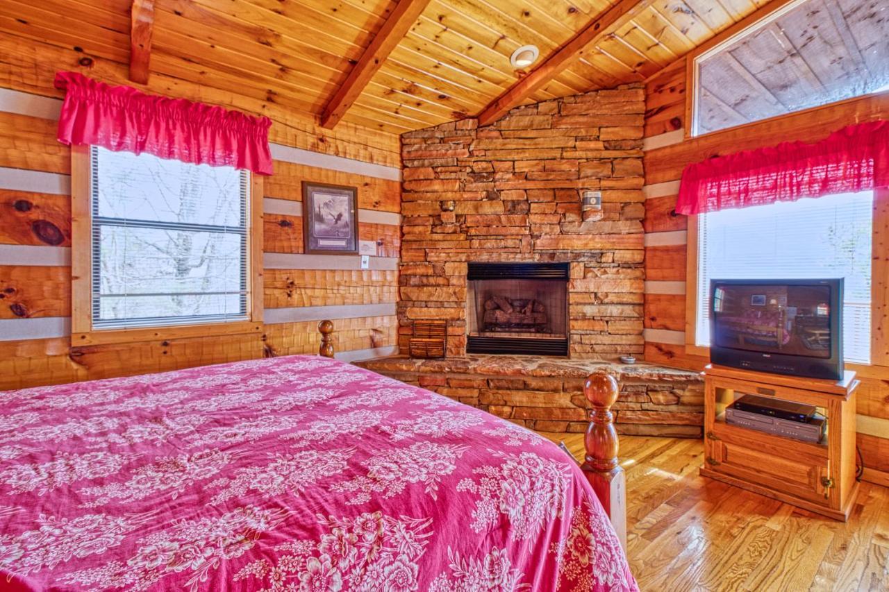 Kear's Mountain Magic, 1 Bedroom, Hot Tub, Grill, Jetted Tub, Sleeps 2 Gatlinburg