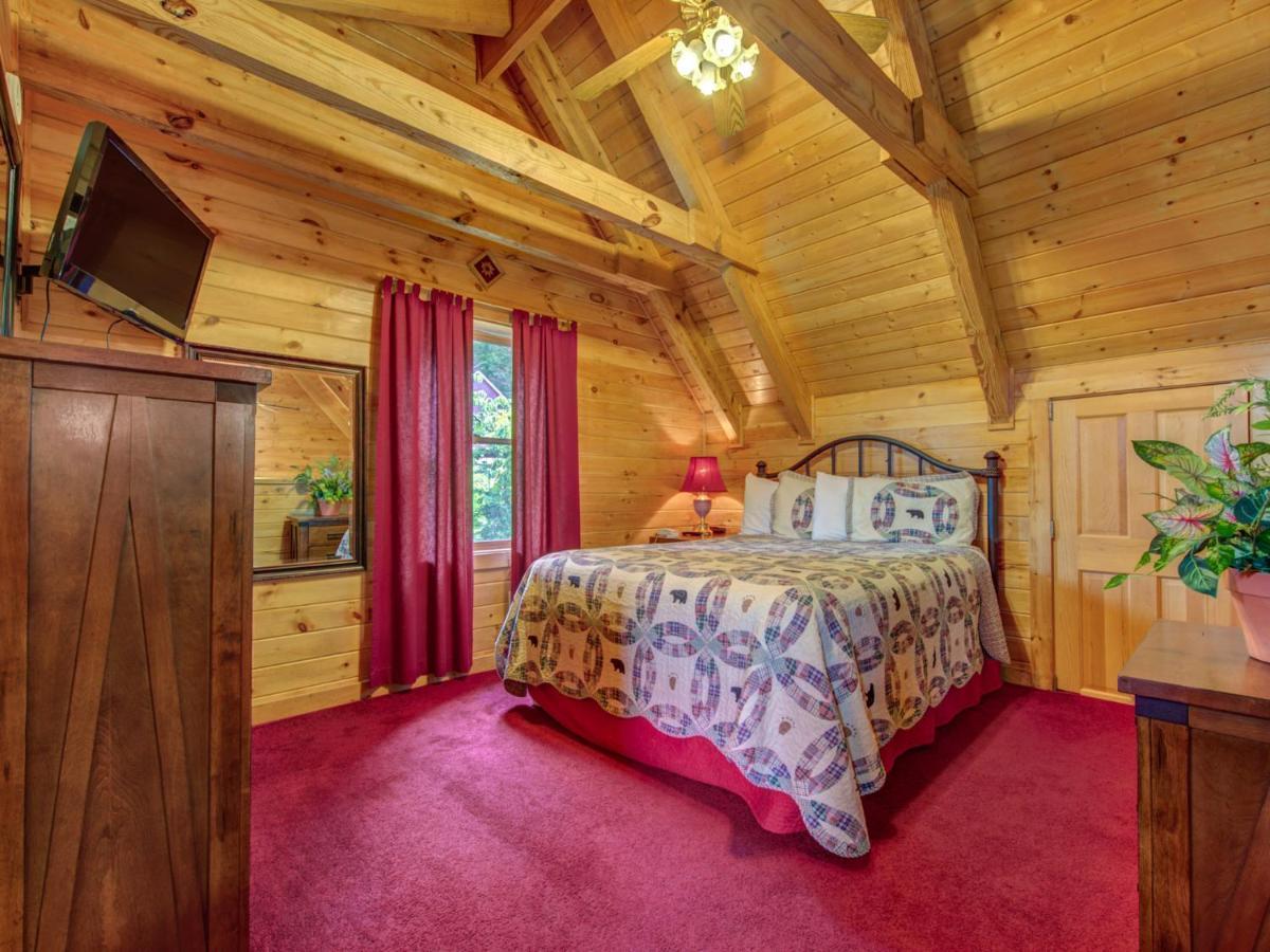 Bear Tracks, 2 Bedrooms, Hot Tub, Fireplace, Wifi, Jetted Tub, Sleeps 6 * Gatlinburg