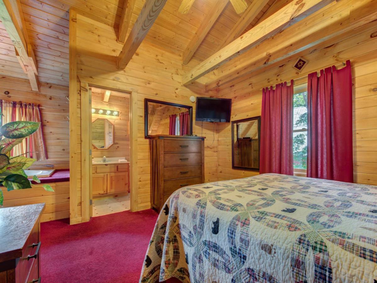 Bear Tracks, 2 Bedrooms, Hot Tub, Fireplace, Wifi, Jetted Tub, Sleeps 6 *