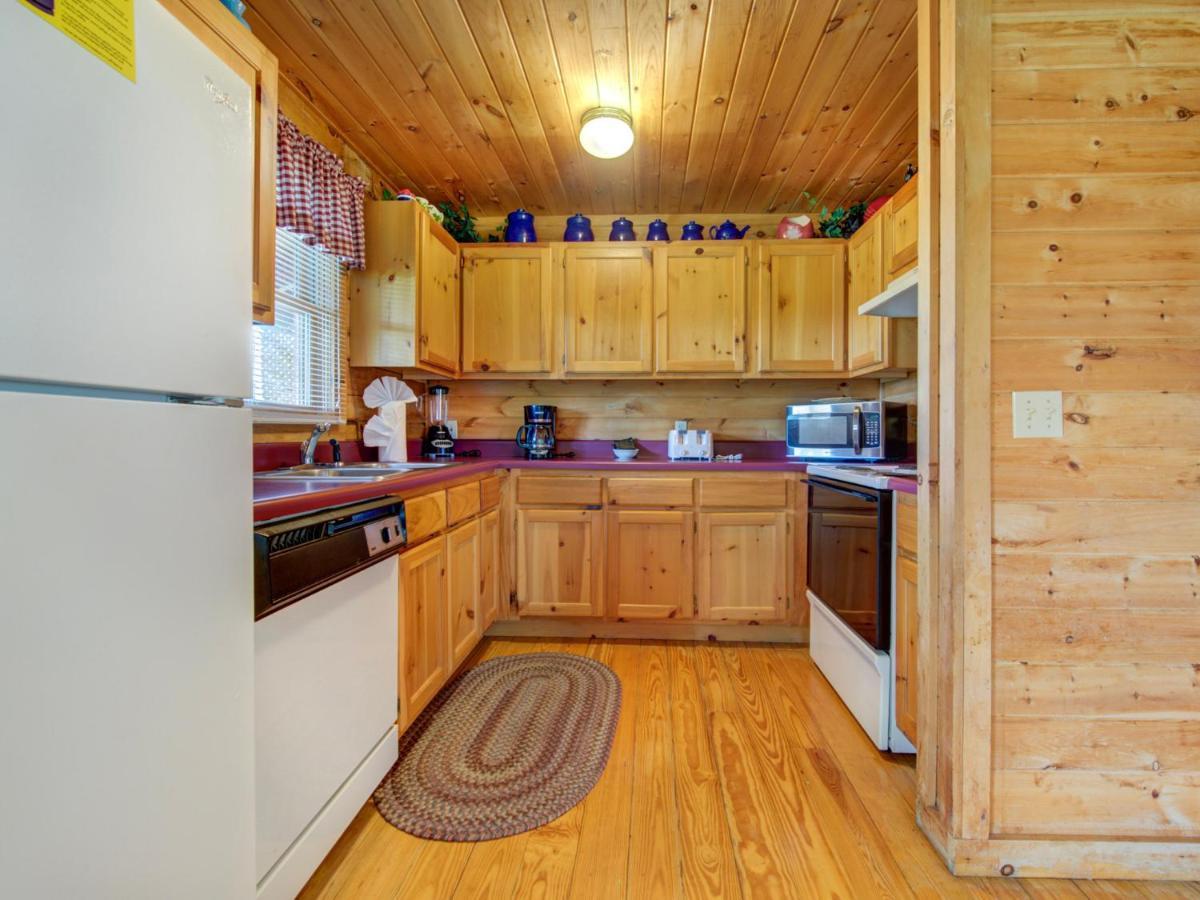 Holiday home Bear Tracks, 2 Bedrooms, Hot Tub, Fireplace, Wifi, Jetted Tub, Sleeps 6 Gatlinburg