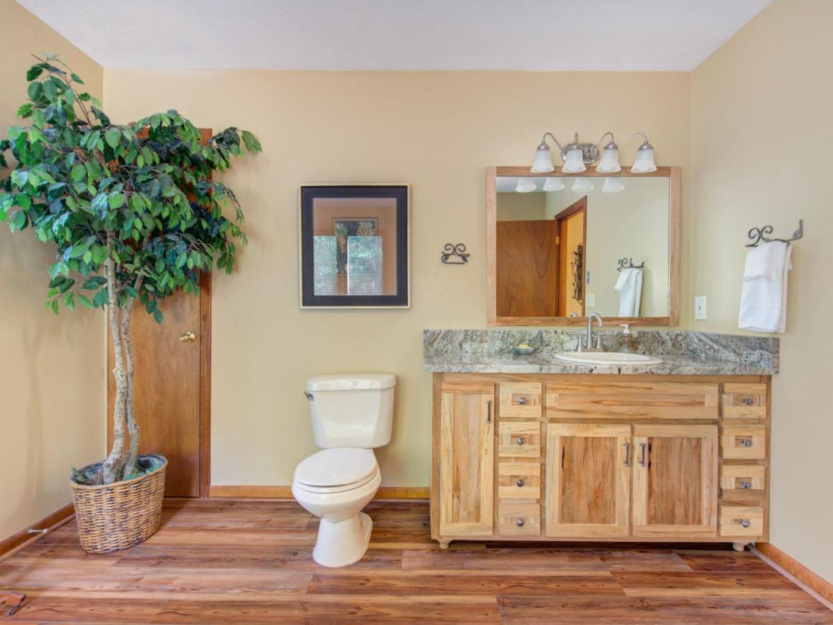 Between Here & There, 3 Bedrooms, Sleeps 6, Views, Hot Tub Holiday home