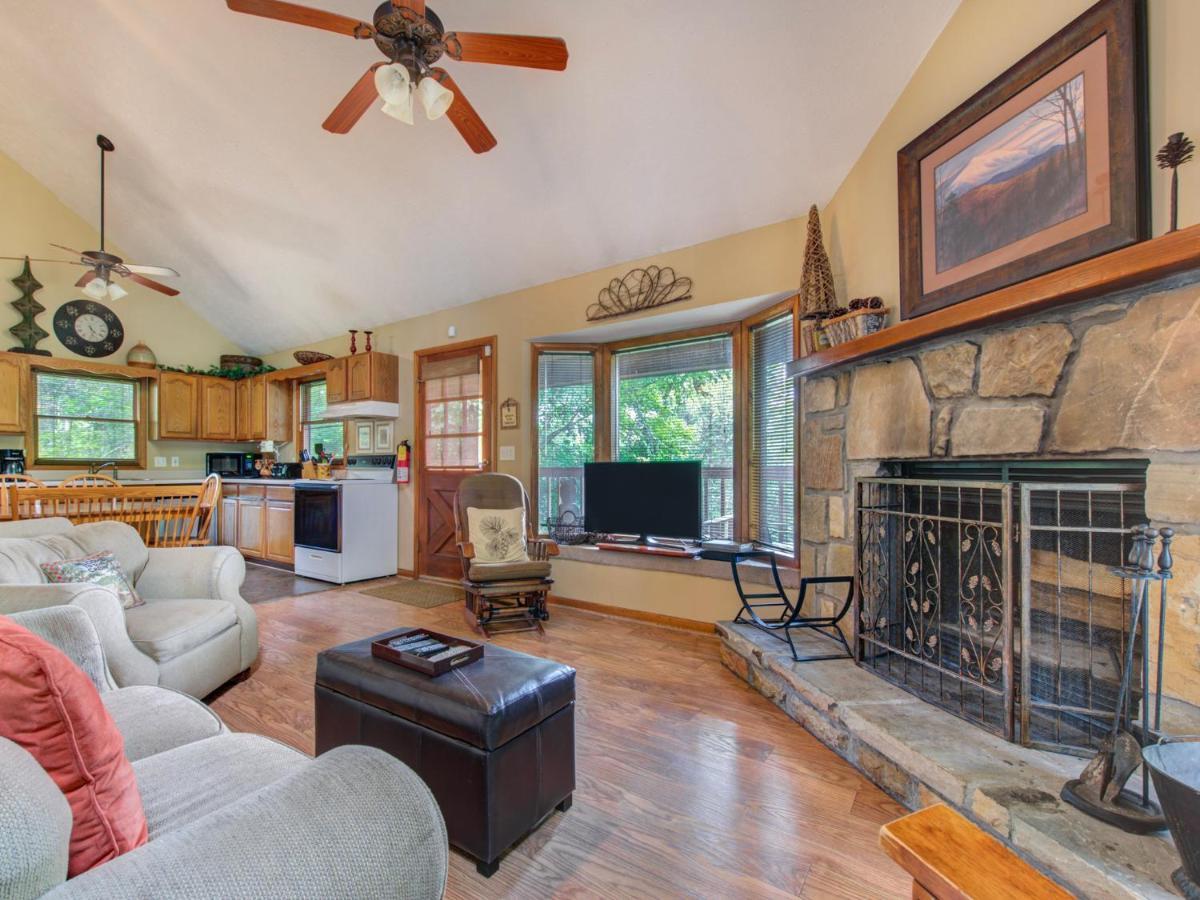 Between Here & There, 3 Bedrooms, Sleeps 6, Views, Hot Tub Gatlinburg