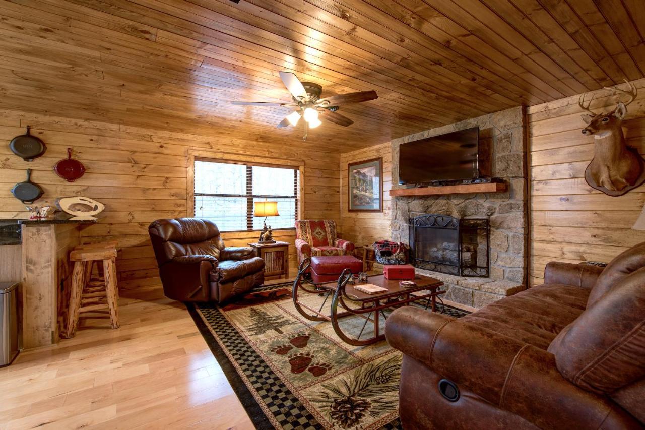 Rocky Top Lodge, 6 Bedrooms, Pool Access, Hot Tub, Mountain View, Sleeps 14