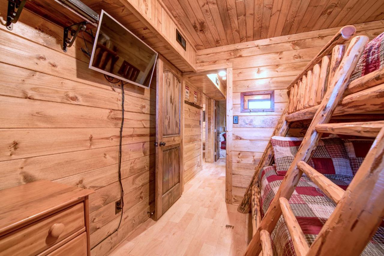 Holiday home Rocky Top Lodge, 6 Bedrooms, Pool Access, Hot Tub, Mountain View, Sleeps 14 Gatlinburg