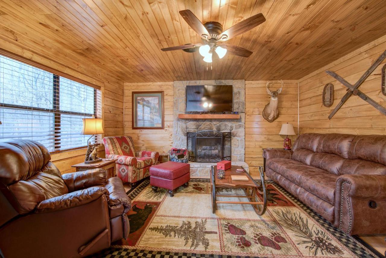 Holiday home Rocky Top Lodge, 6 Bedrooms, Pool Access, Hot Tub, Mountain View, Sleeps 14 Gatlinburg
