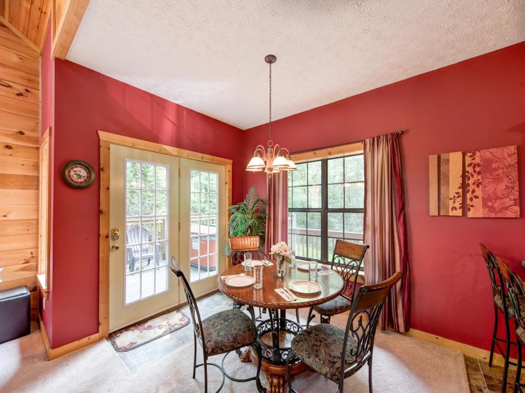 Chipmunk Chase, 2 Bedrooms, Sleeps 8, Hot Tub, Pool Table, Fireplace Holiday home