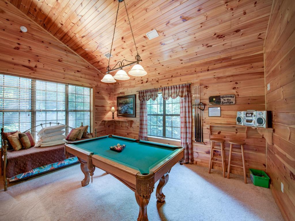 Chipmunk Chase, 2 Bedrooms, Sleeps 8, Hot Tub, Pool Table, Fireplace Holiday home *