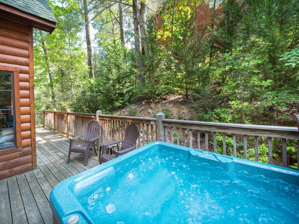 Chipmunk Chase, 2 Bedrooms, Sleeps 8, Hot Tub, Pool Table, Fireplace Holiday home
