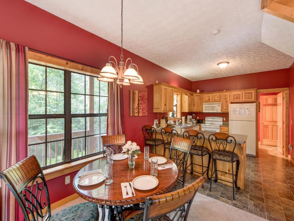 Chipmunk Chase, 2 Bedrooms, Sleeps 8, Hot Tub, Pool Table, Fireplace Holiday home *