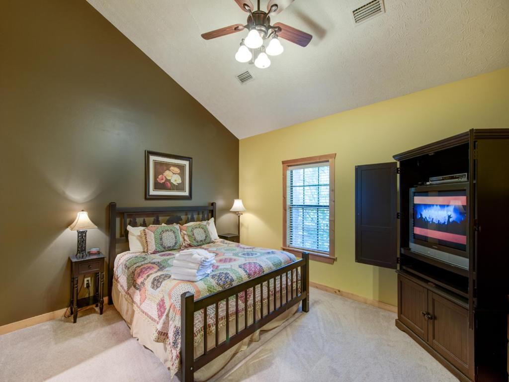 Chipmunk Chase, 2 Bedrooms, Sleeps 8, Hot Tub, Pool Table, Fireplace Holiday home Gatlinburg