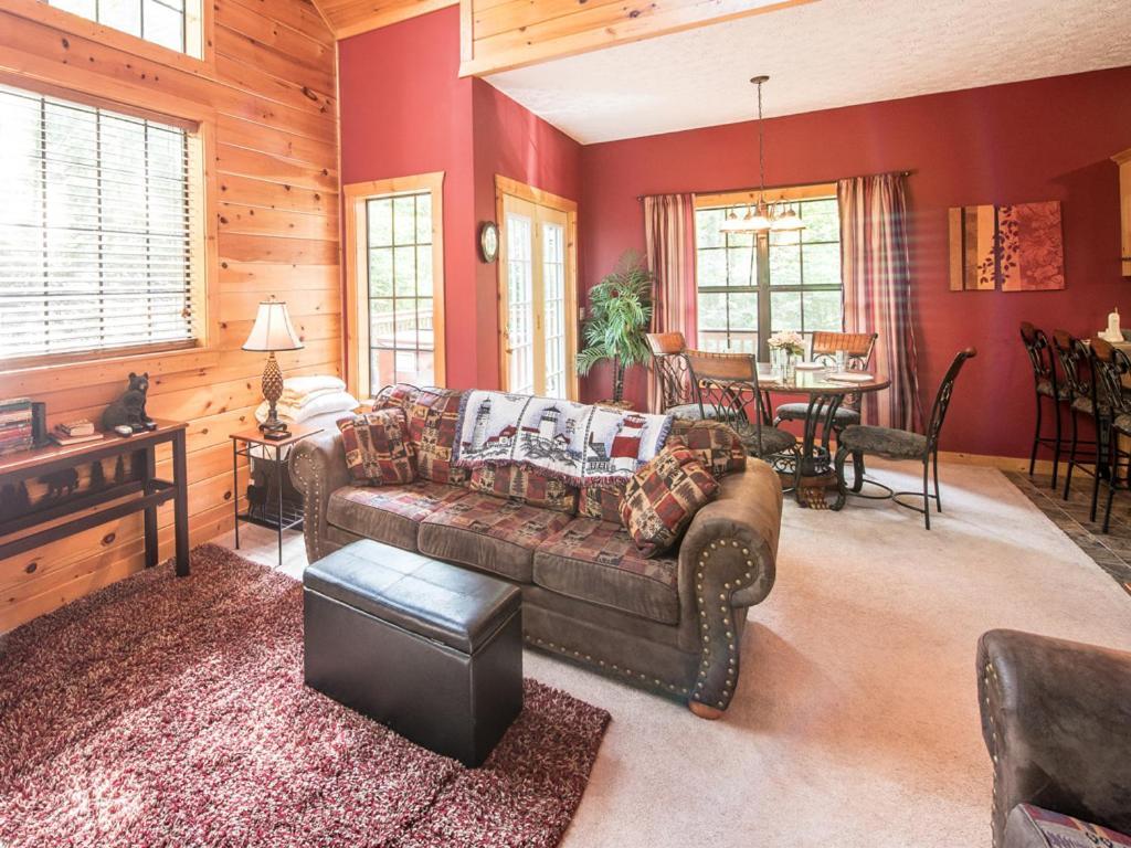 Chipmunk Chase, 2 Bedrooms, Sleeps 8, Hot Tub, Pool Table, Fireplace Holiday home *