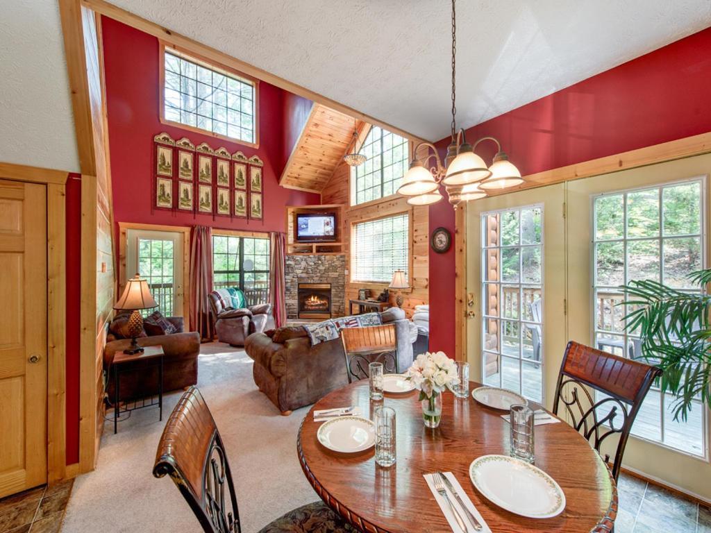 Chipmunk Chase, 2 Bedrooms, Sleeps 8, Hot Tub, Pool Table, Fireplace Gatlinburg