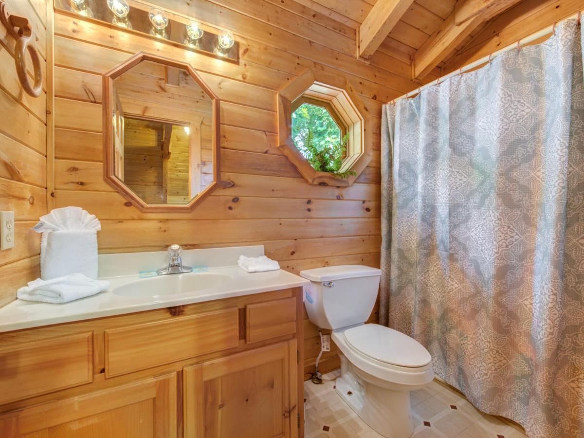 Holiday home Bear Tracks, 2 Bedrooms, Hot Tub, Fireplace, Wifi, Jetted Tub, Sleeps 6 Gatlinburg