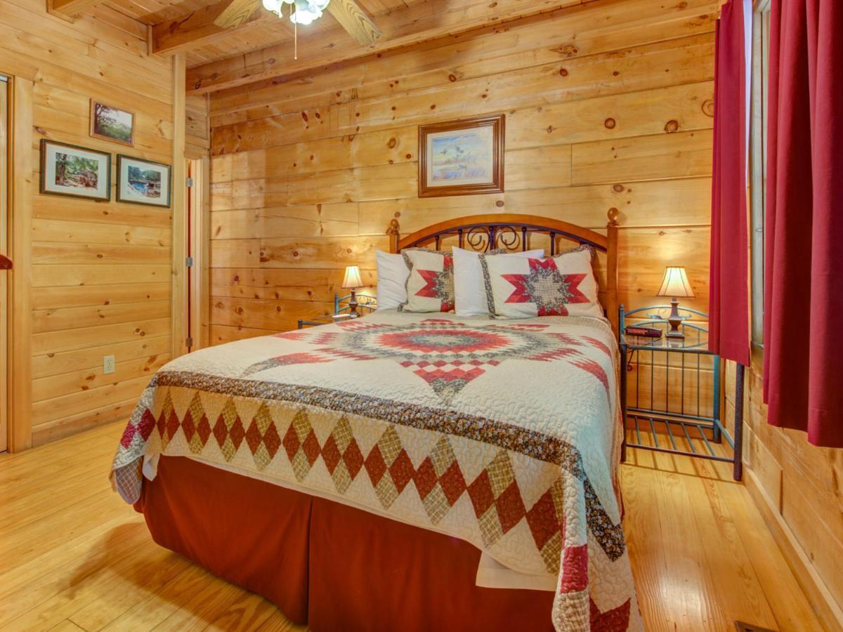 Bear Tracks, 2 Bedrooms, Hot Tub, Fireplace, Wifi, Jetted Tub, Sleeps 6 *