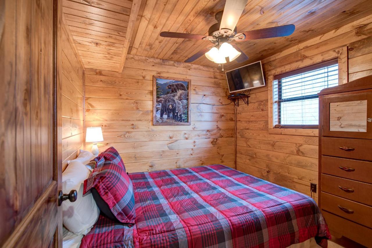 Holiday home Rocky Top Lodge, 6 Bedrooms, Pool Access, Hot Tub, Mountain View, Sleeps 14