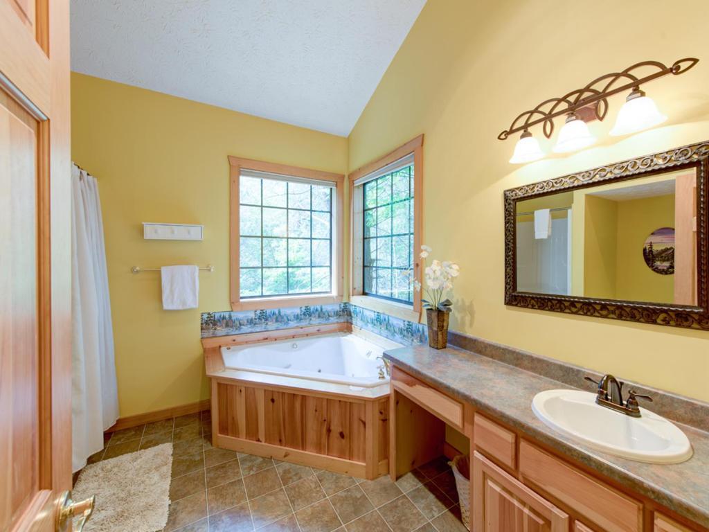 Chipmunk Chase, 2 Bedrooms, Sleeps 8, Hot Tub, Pool Table, Fireplace