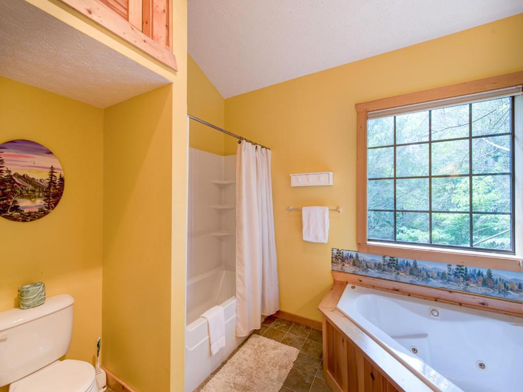 Chipmunk Chase, 2 Bedrooms, Sleeps 8, Hot Tub, Pool Table, Fireplace Holiday home *