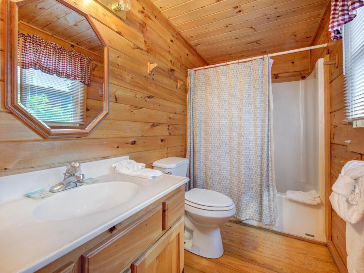Bear Tracks, 2 Bedrooms, Hot Tub, Fireplace, Wifi, Jetted Tub, Sleeps 6 Holiday home *