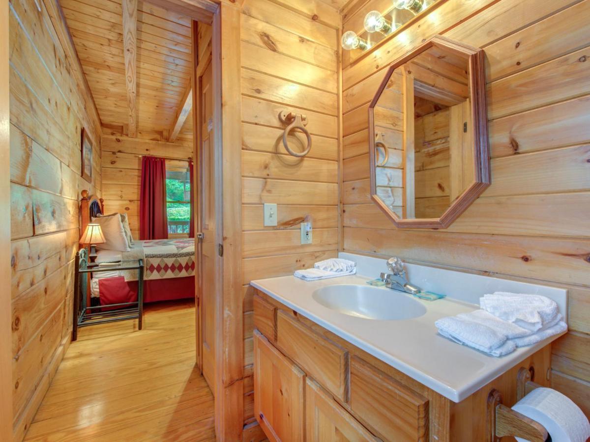 Holiday home Bear Tracks, 2 Bedrooms, Hot Tub, Fireplace, Wifi, Jetted Tub, Sleeps 6
