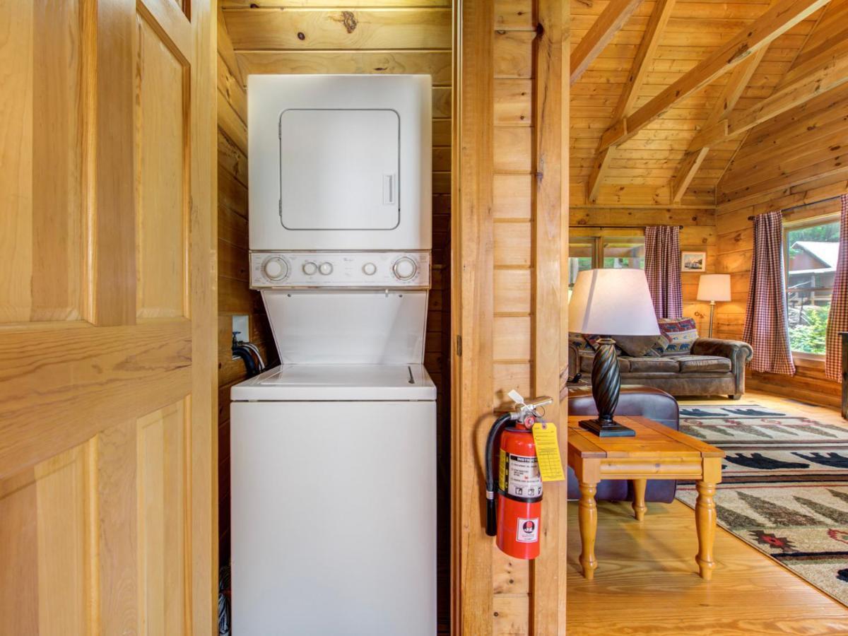 Holiday home Bear Tracks, 2 Bedrooms, Hot Tub, Fireplace, Wifi, Jetted Tub, Sleeps 6 *