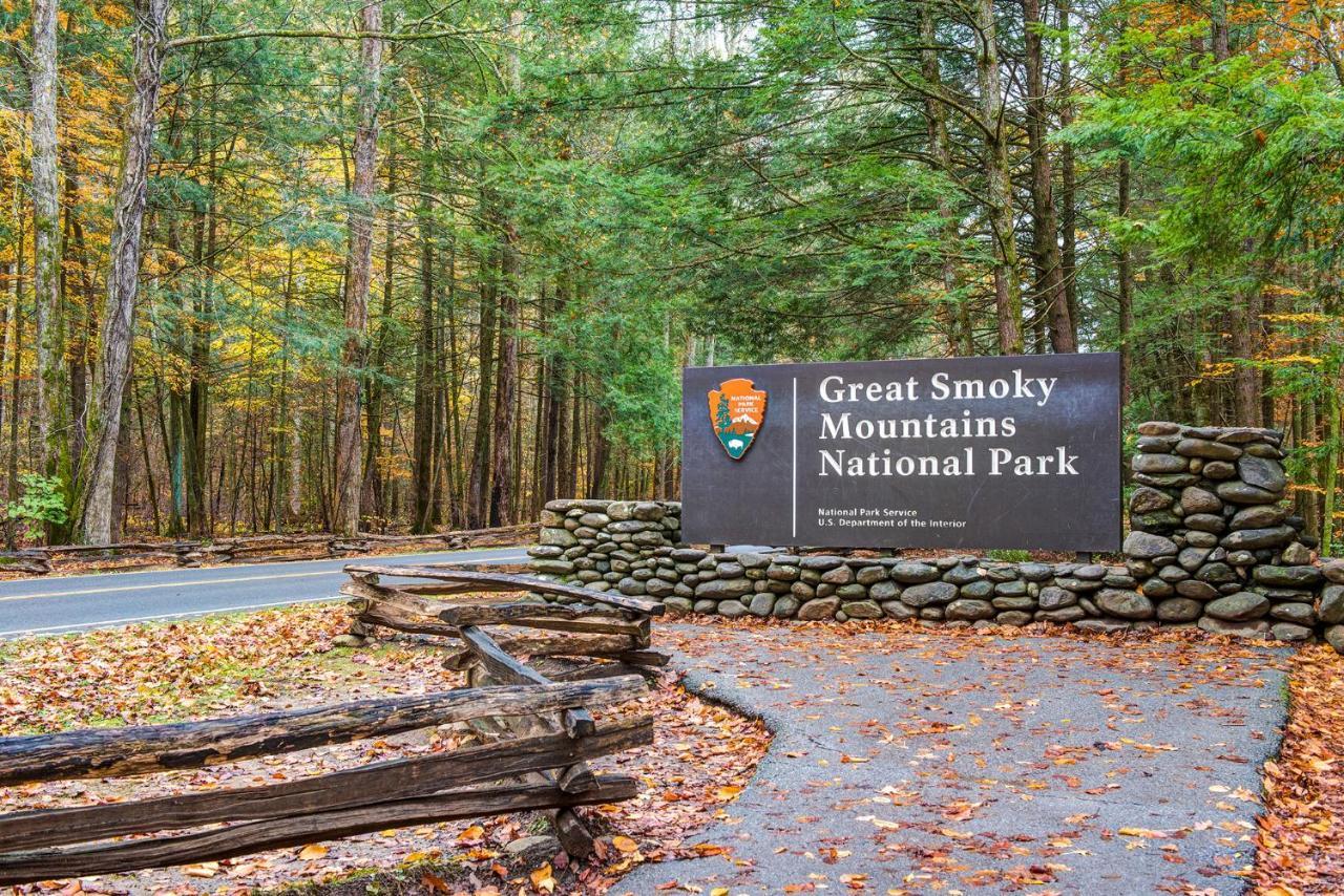 Rocky Top Lodge, 6 Bedrooms, Pool Access, Hot Tub, Mountain View, Sleeps 14 Holiday home Gatlinburg